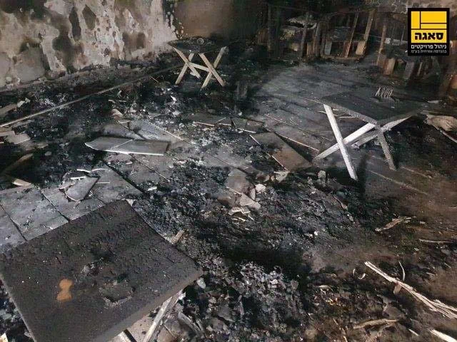שולחנות שנשרפו בבית העסק 